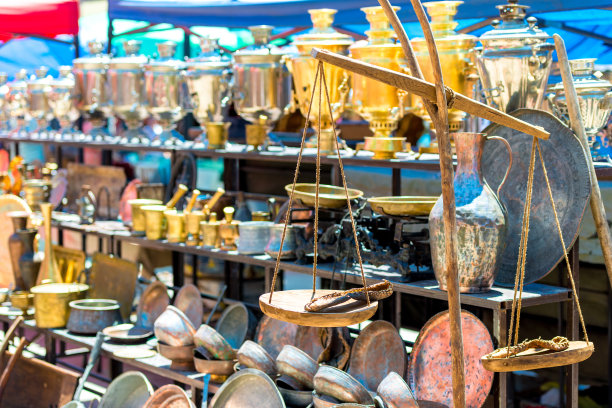 亚美尼亚市场上作为纪念品或古董出售的金属和铜制品图片下载