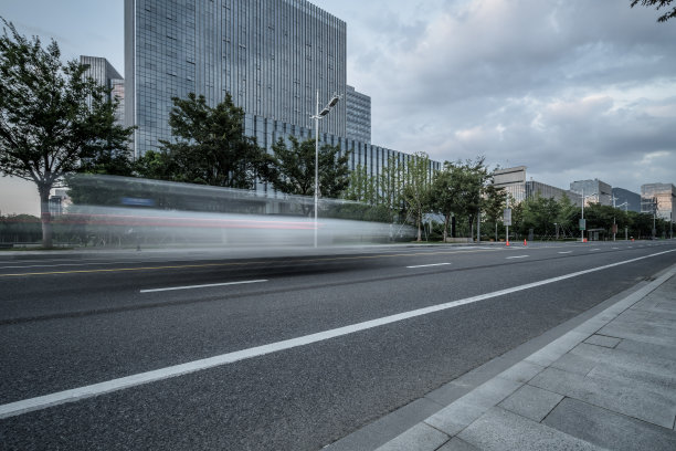 城市城市道路与运动汽车在黄昏，中国图片下载
