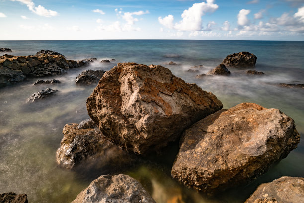 海滩上的岩石图片下载