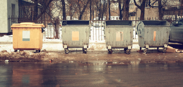 街上放着用来收垃圾的塑料容器图片下载