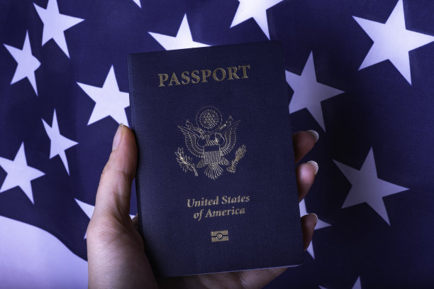 女性手握美国护照，背景是美国人。图片下载