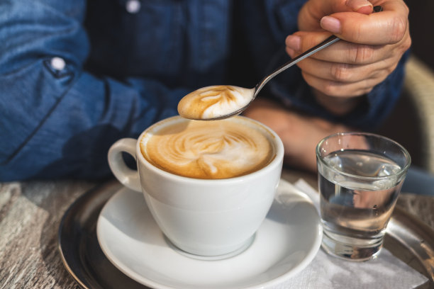 在咖啡馆喝卡布奇诺的女人图片下载