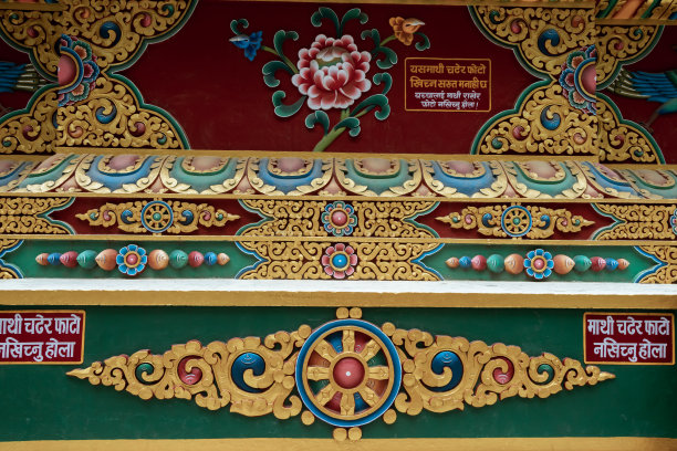 在佛陀公园的金色佛像下面的艺术图片下载