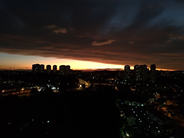 夕阳和乌云密布的天空图片下载