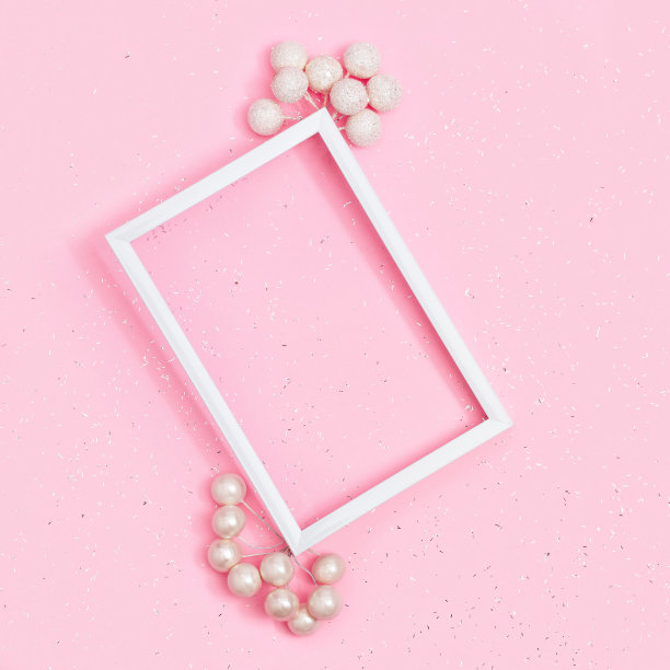 生日或假日模型与框架，在粉红色的纸背景覆盖亮片与复制空间。前视图。平面构成。图片下载