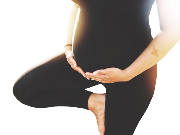 孕妇在白色背景上做瑜伽图片下载