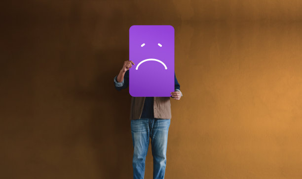 客户体验或人类情感概念。悲伤的人举起纸卡片，表现出沮丧的表情和消极的评论。客户的满意度调查图片下载