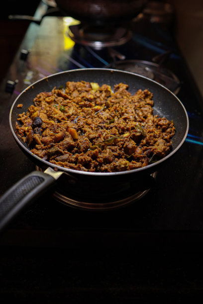 印度喀拉拉邦，南印度菜辣牛肉炒。配菜酥油米饭，阿帕姆，帕罗干酪，布丁，面包和薄饼，喀拉拉邦菜，水牛烤/肉辣椒炒椰子。印度香料烹饪,图片下载