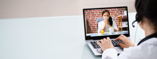 医生与病人通过笔记本电脑视频聊天图片下载