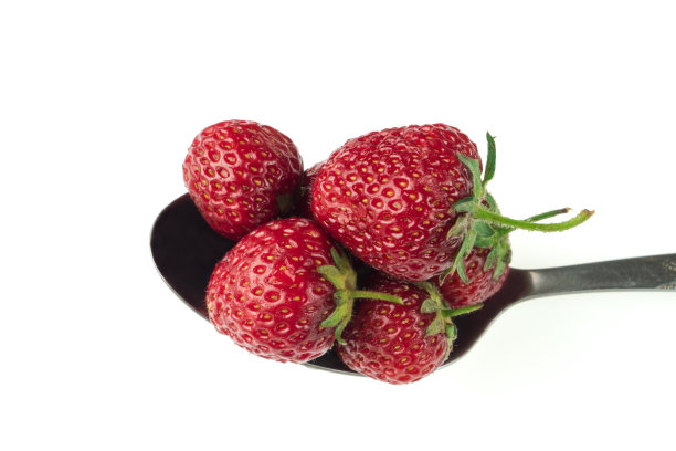 白色背景上放满草莓的勺子图片下载