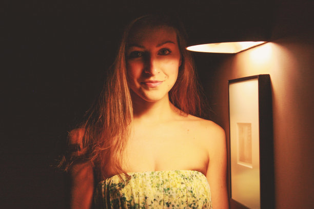 美丽的模特与长金发人像摄影图片下载