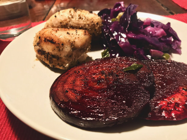 晚餐盘子里装满了烤鸡红甜菜片和紫甘蓝丝图片下载