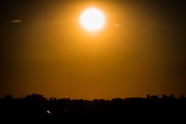 日落时分的城市天际线图片下载