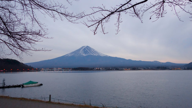 以富士山为背景的川口湖图片下载