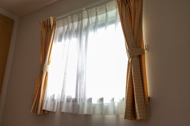 阳光透过花边窗帘照进房间图片下载