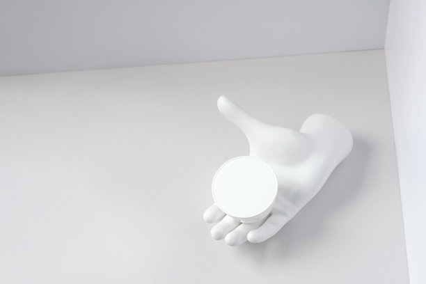 白色的合成与一罐奶油在石膏手的角落。以年轻肌肤为主题的理念图片下载