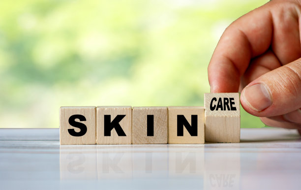 手转动木方，将SKIN这个单词变成SKIN CARE(皮肤护理)图片下载