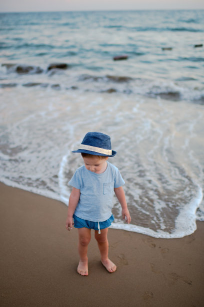 小男孩在沙滩上玩图片下载