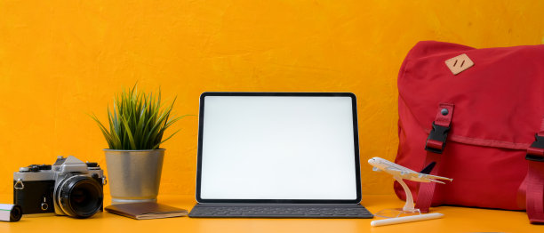 旅行准备概念模型平板电脑，相机，背包和其他旅行项目图片下载