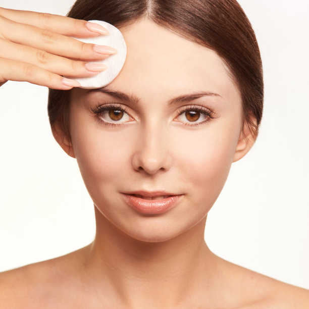家庭面临护理。女孩卸妆。女人拿着护垫。用棉花清洁皮肤图片下载