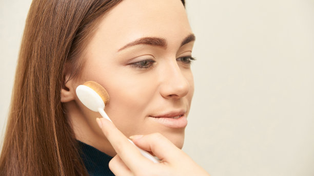 专业化妆师使用面部睫毛膏。女性美容模特。自然的样子。轮廓的基础图片下载