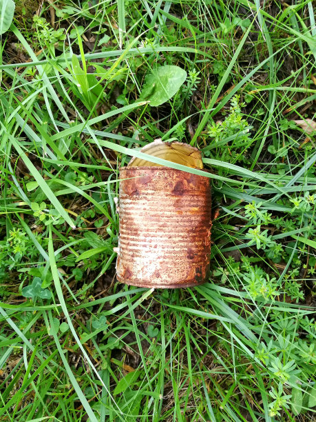 生锈的铁罐图片下载