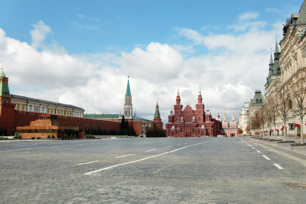 俄罗斯莫斯科——2020年4月20日:莫斯科历史中心、最受游客欢迎的地方——一直拥挤的红场，在冠状病毒疫情爆发期间，完全被废弃图片下载
