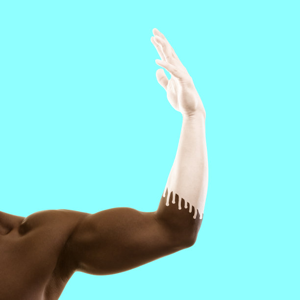 黑色和白色的手与运行油漆。多样性、融合与移民观念。图片下载