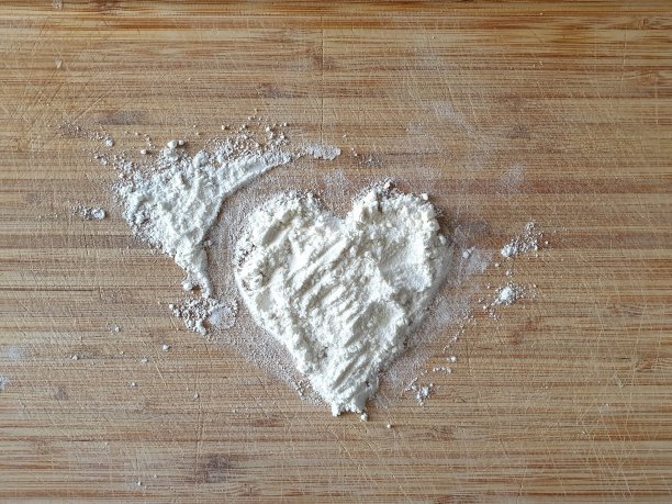 面粉做成的心形。爱的原始象征。有用的背景和模板，烹饪，食谱，蛋糕爱好者，面包师。图片下载