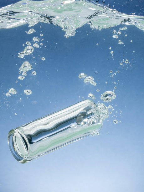 将玻璃容器放入玻璃罐中后起泡。图片下载