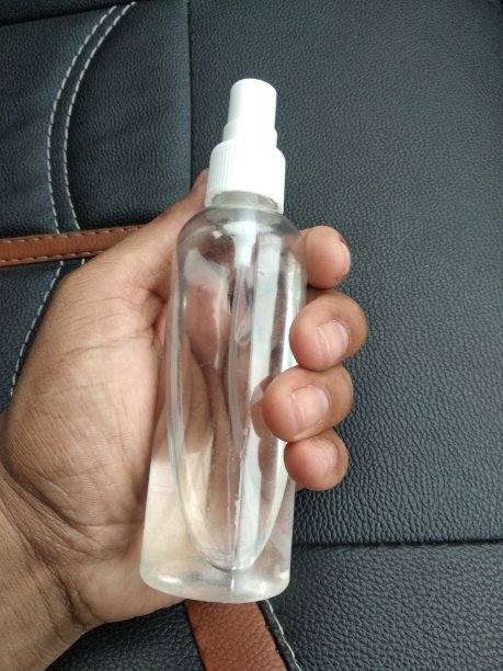 洗手液和喷雾瓶放在手边图片下载