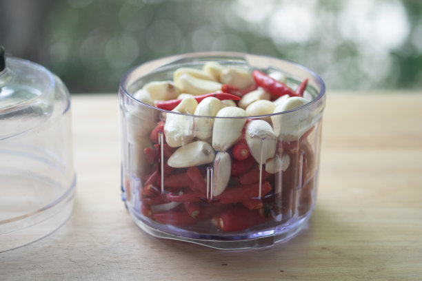 红辣椒和大蒜放入碗中拌匀，放入搅拌机容器中拌匀。泰国食物成分图片下载