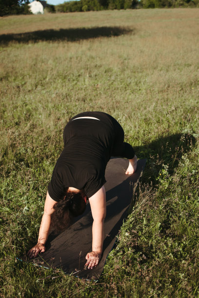 户外瑜伽。超重女性做瑜伽运动图片下载
