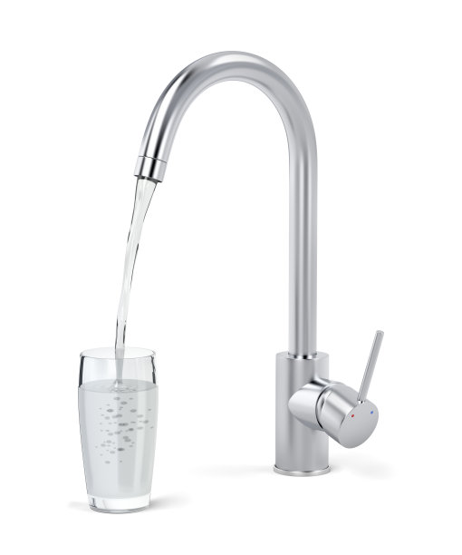 装满饮用水的玻璃杯图片下载