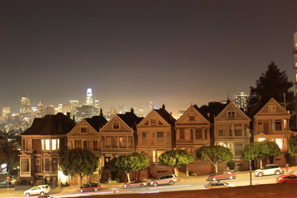 加州旧金山，12/15/2018 21:17:38彩绘女士的房子。图片下载