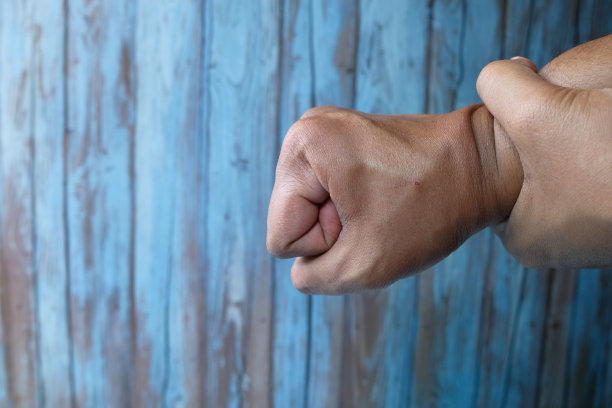 近距离的男人的手遭受手腕疼痛图片下载