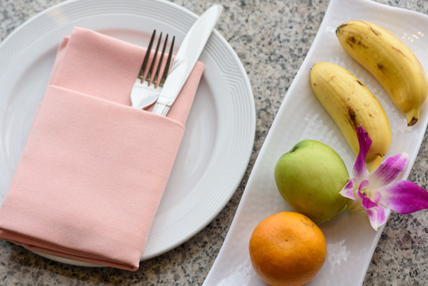 热带水果上桌了。橘子、香蕉和大枣图片下载