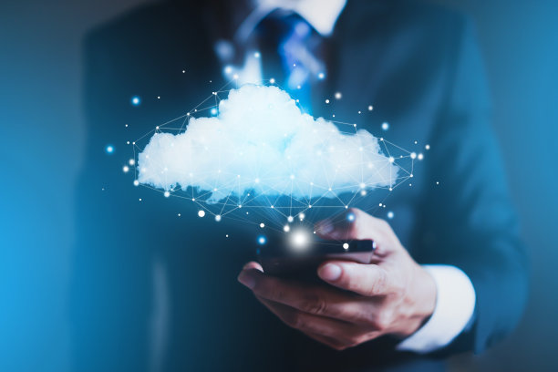云计算概念-连接到云。商人或信息技术专家。图片下载