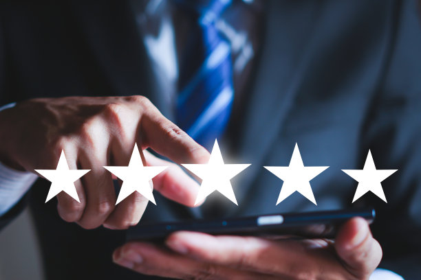 商人指着五星标志提高公司的评级图片下载