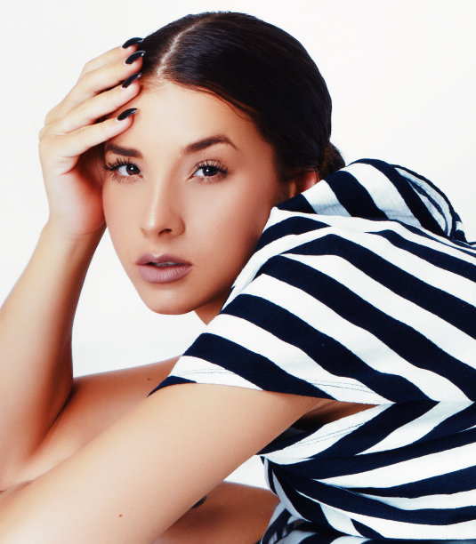 美丽的女人肖像前面的白色背景。图片下载