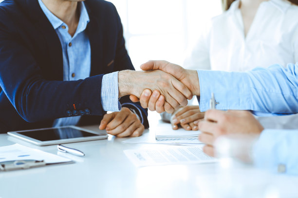 商务人士在会议或谈判中握手，特写。一群不知名的商人和女性在现代办公室。团队合作，伙伴关系和握手的概念，色调图片图片下载