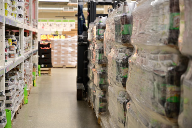 照片是在一个仓库里把货物放在托盘里折叠给我们图片下载