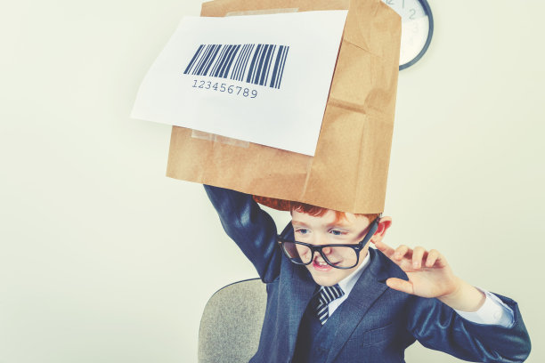 小男孩穿着西装，头上戴着条形码袋。图片下载