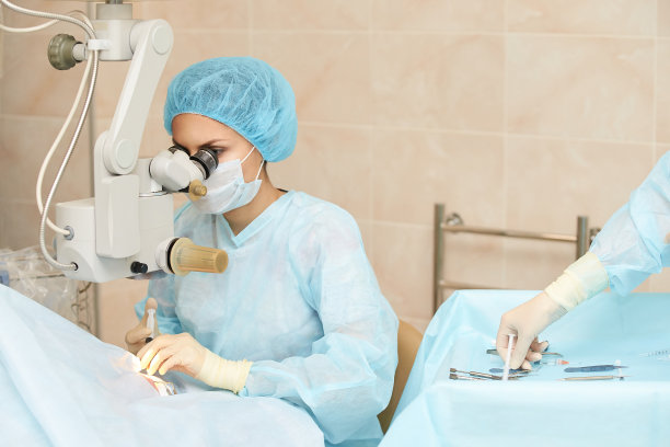 眼科激光显微镜手术。医生诊所。病人的眼睛治疗。近视及白内障摘除图片下载