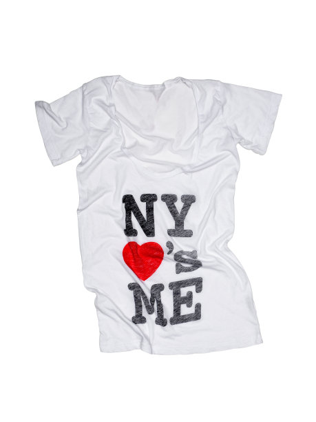 皱巴巴的白色t恤，上面有黑色的题字和红色的心图片下载