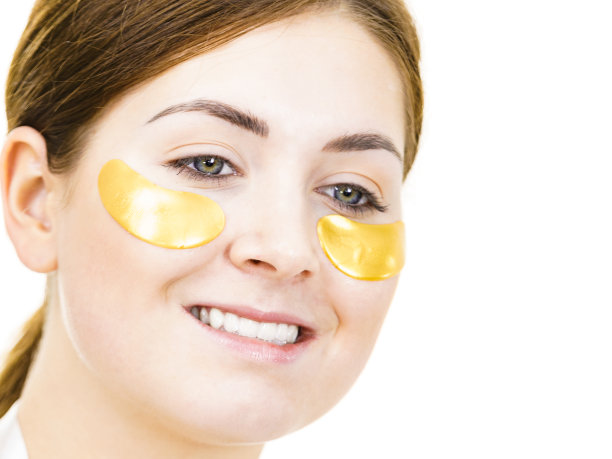 眼睛下面有金色眼罩的女人图片下载