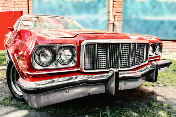 红色闪亮的肌肉车头灯图片下载