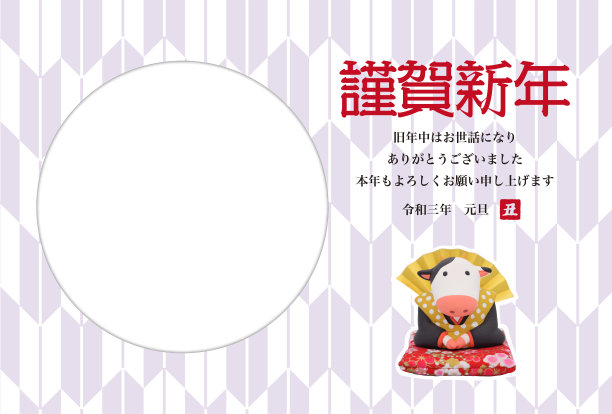 一张由日本传统人物福岛(Fukusuke)装扮的牛雕塑制作的新年卡片。这个雕塑是用粘土做的。图片下载