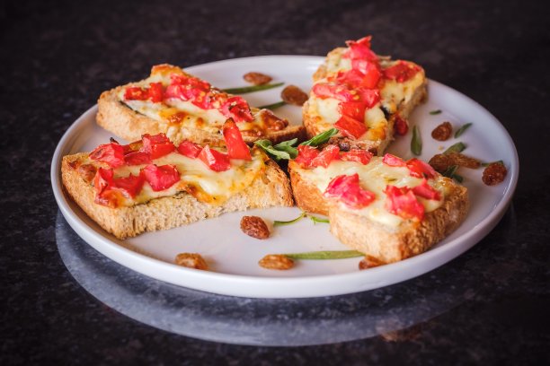 意式烤面包和西红柿图片下载