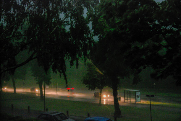 雷暴在日落时分图片下载